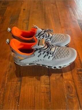 Men's Grey Sneakers with Bright Orange Lining — Lightweight Athletic Lace-Ups